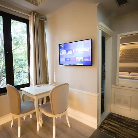 Lotus 3* Тирана